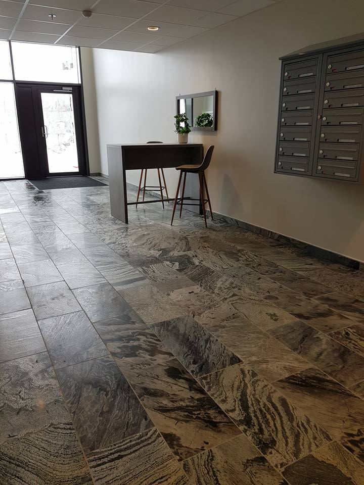 Inngangsparti med flislagt gulv